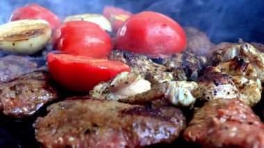 Sıcak Barbeküde Lezzetli Köfte