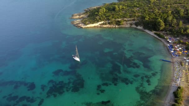 Blick von oben, Luftaufnahme eines Bootes, das auf einem transparenten und türkisfarbenen Meer segelt. Urla, izmir, Türkei. — Stockvideo