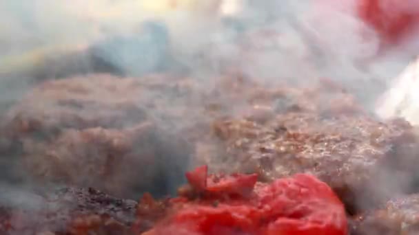 Вкусная фрикаделька на горячем барбекю — стоковое видео