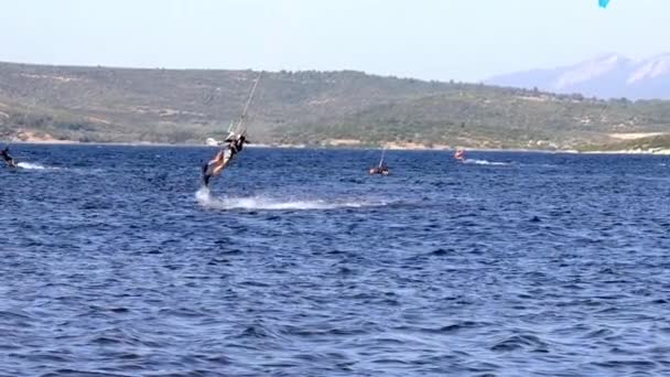 Gulbahce, - Izmir agosto 03 - 2021: Kitesurfer surf no ponto de kitesurf gulbahce com pipa. — Vídeo de Stock