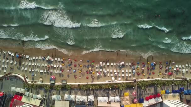 Letecký pohled shora z Kusadasi pobřeží pláže letecký dron horní pohled. Lidé se opalují. — Stock video