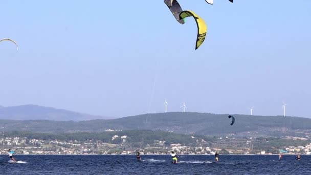 Gulbahce, - İzmir Ağustos 03 - 2021: Uçurtma sörfü uçurtma uçuşu noktasında uçurtma ile sörf. — Stok video