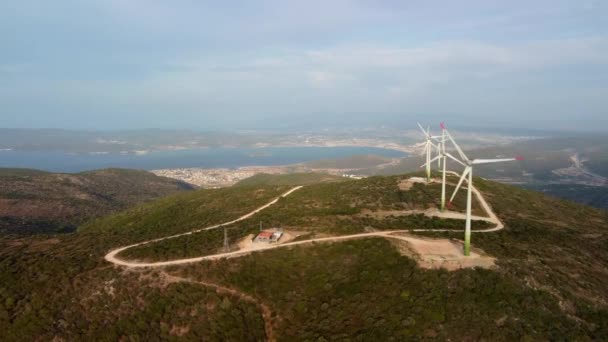 Drone vuela sobre un parque de molinos de viento. Vista aérea de una granja con turbinas eólicas. Turbinas eólicas que generan energías renovables limpias para el desarrollo sostenible. — Vídeo de stock