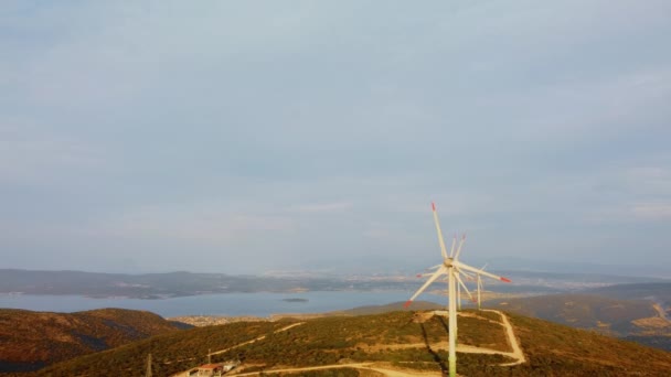 Drone vuela sobre un parque de molinos de viento. Vista aérea de una granja con turbinas eólicas. Turbinas eólicas que generan energías renovables limpias para el desarrollo sostenible. — Vídeos de Stock