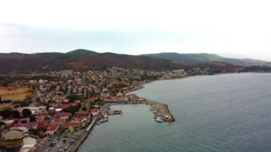  Ege Denizi yakınlarındaki küçük köy manzarası Urla, İzmir, Türkiye