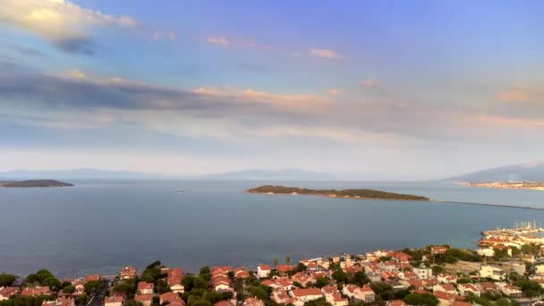 Blick auf das kleine Dorf in der Nähe der Ägäis Urla, Izmir, Türkei — Stockvideo