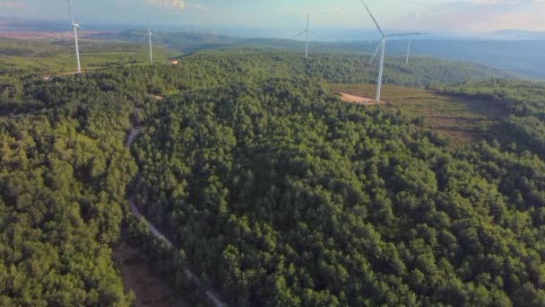Drönare flyger över en väderkvarnspark. Flygfoto över en gård med vindkraftverk. Vindkraftverk som genererar ren förnybar energi för hållbar utveckling. — Stockvideo
