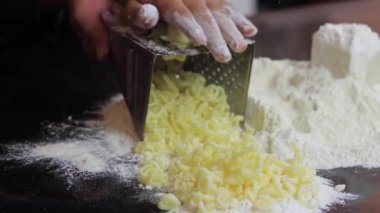 Aşçı peynir rende üzerinde losyonları