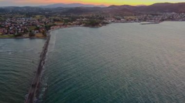  Ege Denizi yakınlarındaki küçük köy manzarası Urla, İzmir, Türkiye