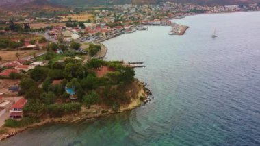  Ege Denizi yakınlarındaki küçük köy manzarası Urla, İzmir, Türkiye