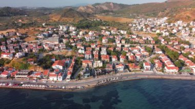  Ege Denizi yakınlarındaki küçük köy manzarası Urla, İzmir, Türkiye