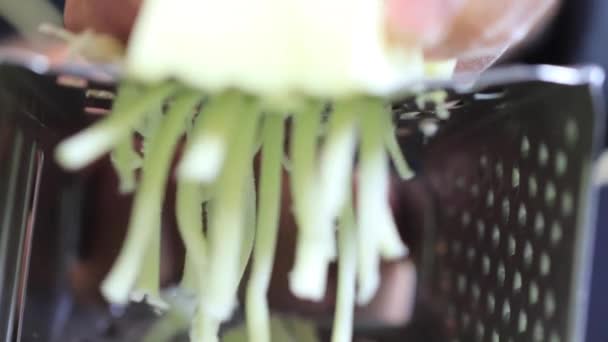 Кухар натирає сир на тертці — стокове відео