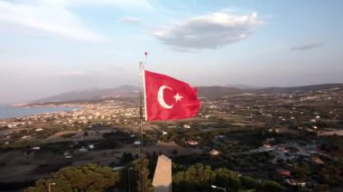  Ege Denizi yakınlarındaki küçük köy manzarası Urla, İzmir, Türkiye