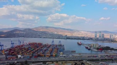 Güzel bulutlu bir günde deniz limanının havadan görüntüsü