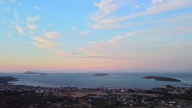  Ege Denizi yakınlarındaki küçük köy manzarası Urla, İzmir, Türkiye