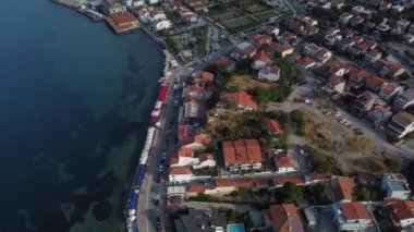  Ege Denizi yakınlarındaki küçük köy manzarası Urla, İzmir, Türkiye