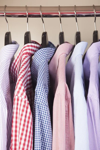 Verscheidenheid van shirts op hangers — Stockfoto