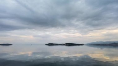 Hareketli Bulutlar ve Yansıyan Gökyüzü ile Sakin Deniz Zamanı. Yüksek kalite 4k görüntü