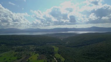 Yeşil Tepeler 'in ve dramatik Bulutların Altındaki Sahil' in hava aracı görüntüsü. Yüksek kalite 4k görüntü