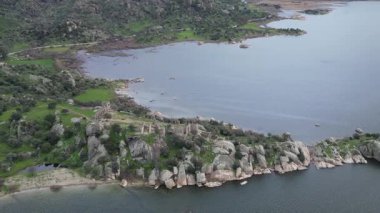 İnsansız hava aracı görüntüleri Türkiye 'deki Bafa Gölü Doğa Parkının çarpıcı doğal güzelliğini ve tarihsel önemini kaydediyor. Havadan bakıldığında Bafa Gölü 'nün dingin sularının engebeli bir ortamda yuva yaptığını görüyoruz.