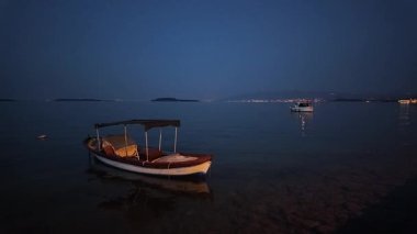 Shoreline Skiff Kıyıya Çıktı Mavi Gök Altında, Yumuşak İç Lamba, Islak Kum Yansımaları, Uzak Ada Işıkları,