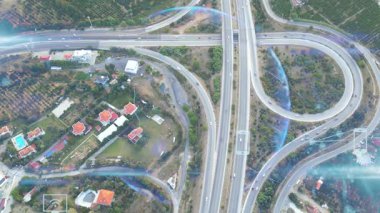 Akıllı Şehir Bağlantı Simgelerini ve Trafik Akımını Gösteren Dijital Örtülerle Hava Otoyolu Bağlantısı