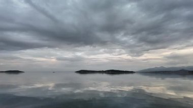 Dramatik Gri Bulutlar Sakin Kıyı Bölgesi 'nde Hareket Ediyor. Yüksek kalite 4k görüntü