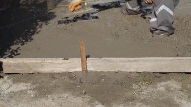 DIY İnşaat: Düz Yüzey İçin Bahçede Kürek ile İşçi Karıştırma Betonu. Yüksek kalite 4k görüntü