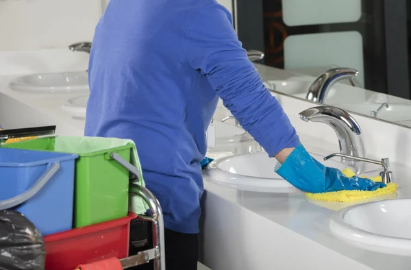 Kauçuk eldivenli elini lavabo temizleyicisi ile temizlik — Stok fotoğraf