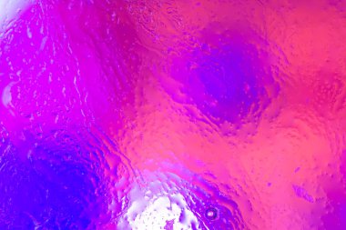 Suyun içindeki yağ damlalarının mor renkli soyut bileşimi yumuşak odak efekti ve yağ içinde yüzen siyah böcek..