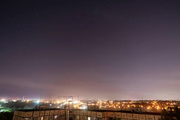 星空闪烁的城市景观 星空斑斓 星空斑斓 高楼楼顶的景观 — 图库照片