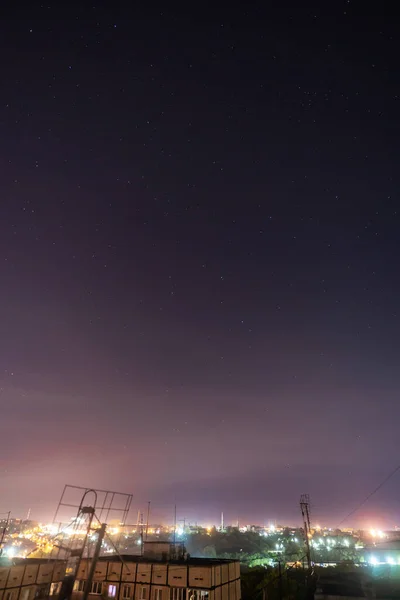 Cidade Estrelada Noturna Com Muitas Estrelas Constelações Vista Telhado Edifício — Fotografia de Stock