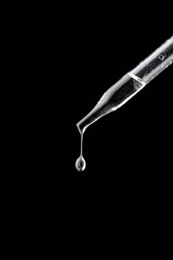Siyah arkaplanda damla ile cam boru
