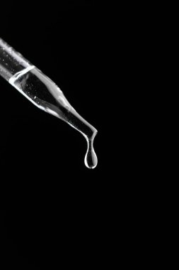 Siyah arkaplanda damla ile cam boru