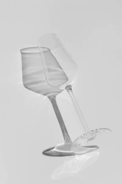 Copo de champanhe na superfície branca. Vidro com sombra na mesa branca. — Fotografia de Stock