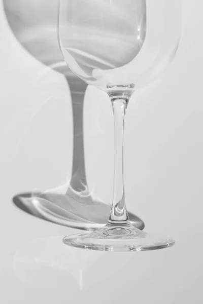Uma parte do copo de vinho está no fundo branco. — Fotografia de Stock