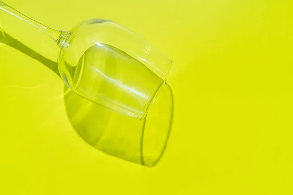 Uma parte do copo de vinho está no fundo verde limão. — Fotografia de Stock
