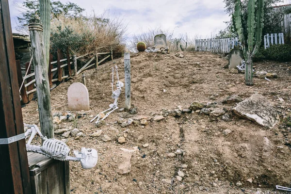 Representación Cementerio Con Tumbas Esqueletos Tierra Piedras Medio Una Zona — Foto de Stock