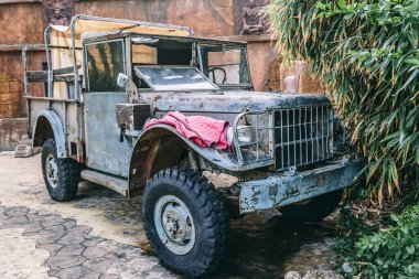 Eski gri 4x4 eski model araba çok kötü korunmuş.