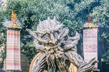 Eğlence parkında çok çirkin ve iğrenç bir canavarı temsil ediyor.