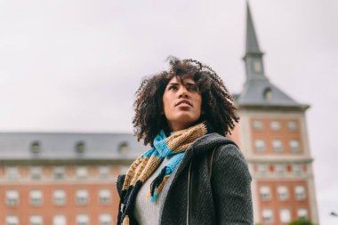 Düşünceli ve iyimser bakışlı bir kadın.