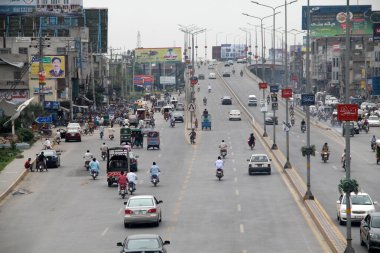 GUJRANWALA, PAKISTAN - Eylül 2016 - Gujranwala, Punjab Pakistan 'daki Grand Trunk yolunda trafik