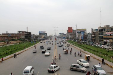 GUJRANWALA, PAKISTAN - Eylül 2016 - Gujranwala, Punjab Pakistan 'daki Grand Trunk yolunda trafik