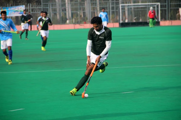 Spelare att hantera bollen i landhockey — Stockfoto