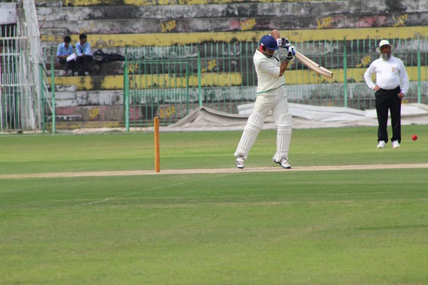 Batsman with Umpire in the Foreground — Stock Photo, Image