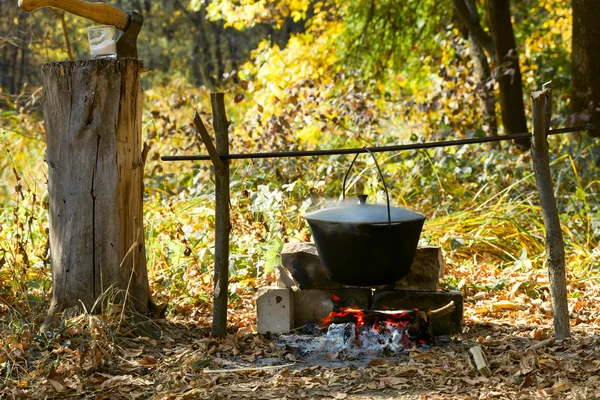 Preparación de comida en fogata — Foto de Stock