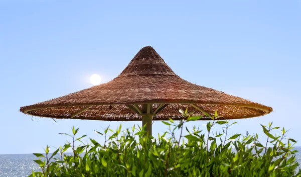 Parasols op het strand — Stockfoto