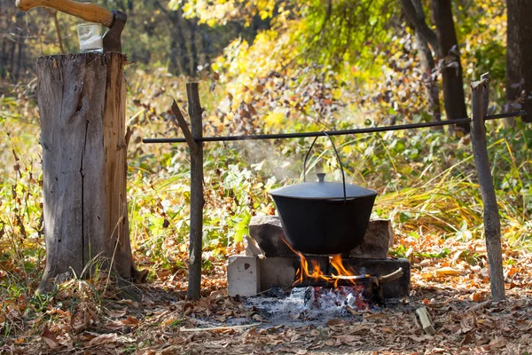 Preparación de comida en fogata — Foto de Stock