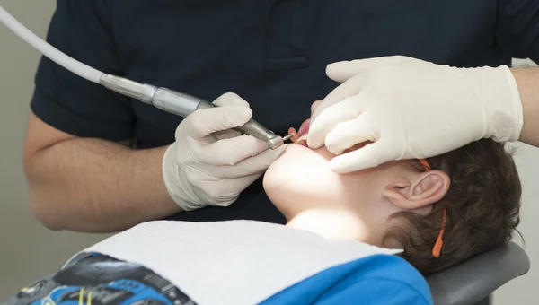 Посещение стоматолога — стоковое фото
