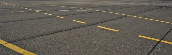 Start-en landingsbaan op een drukke luchthaven Stockfoto